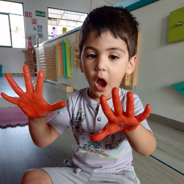 Niño pintando con las manos